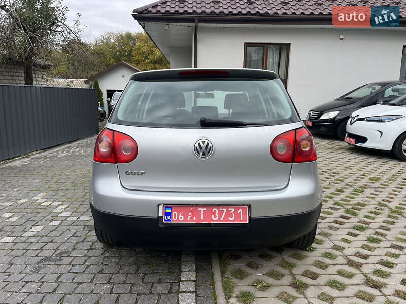 Хэтчбек Volkswagen Golf 2004 в Звягеле