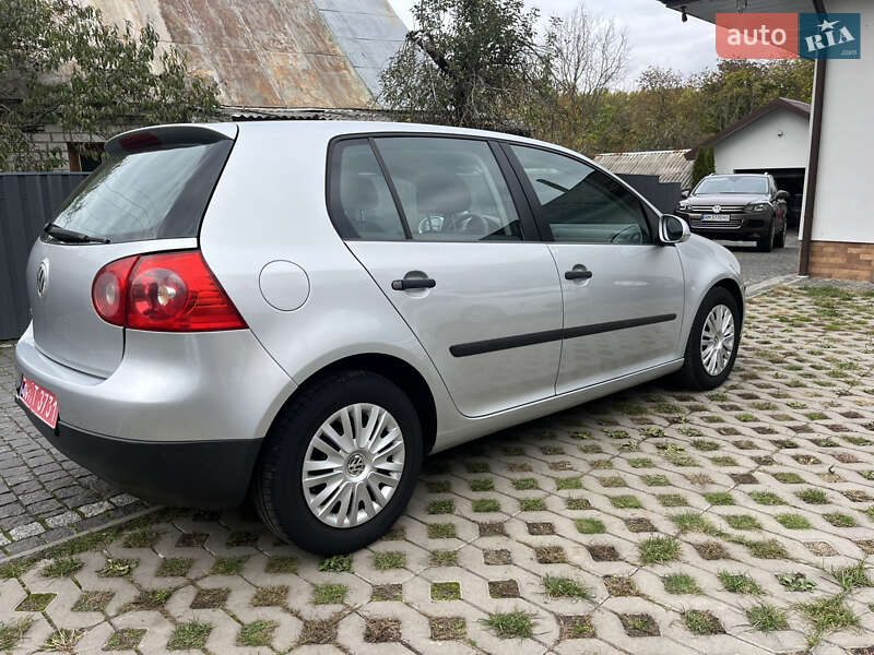 Хэтчбек Volkswagen Golf 2004 в Звягеле
