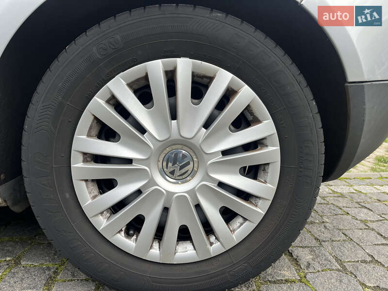 Хэтчбек Volkswagen Golf 2004 в Звягеле