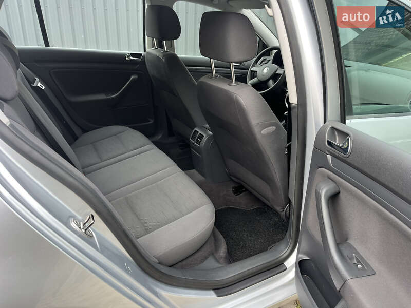 Хэтчбек Volkswagen Golf 2004 в Звягеле