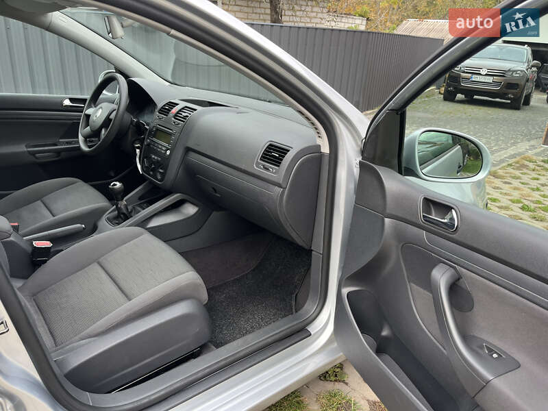 Хэтчбек Volkswagen Golf 2004 в Звягеле