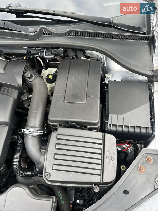 Хэтчбек Volkswagen Golf 2004 в Звягеле