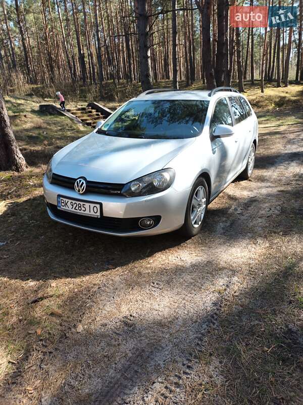 Универсал Volkswagen Golf 2011 в Сарнах