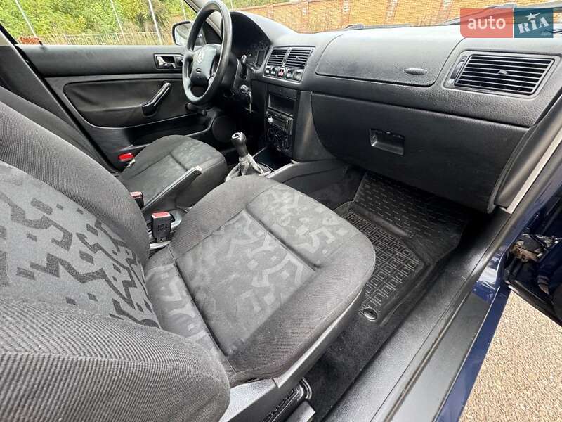 Хетчбек Volkswagen Golf 1998 в Чернівцях