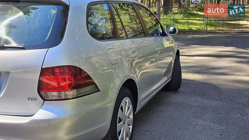 Универсал Volkswagen Golf 2011 в Чернигове