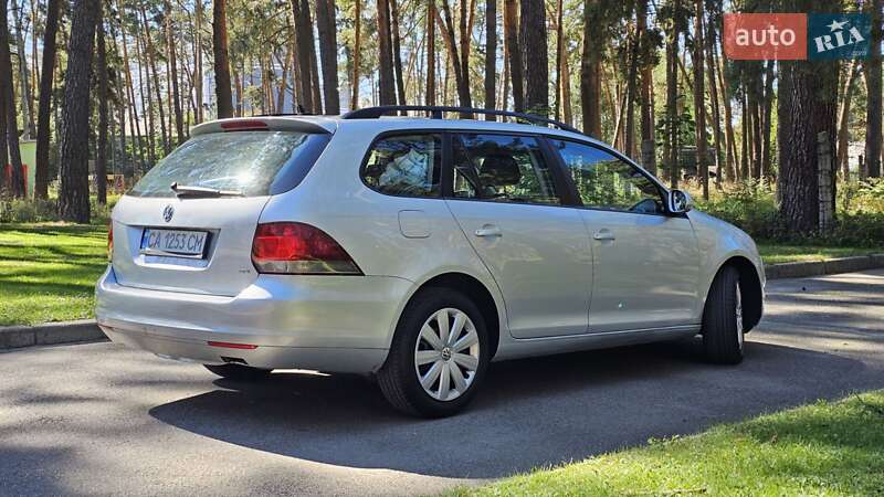 Универсал Volkswagen Golf 2011 в Чернигове