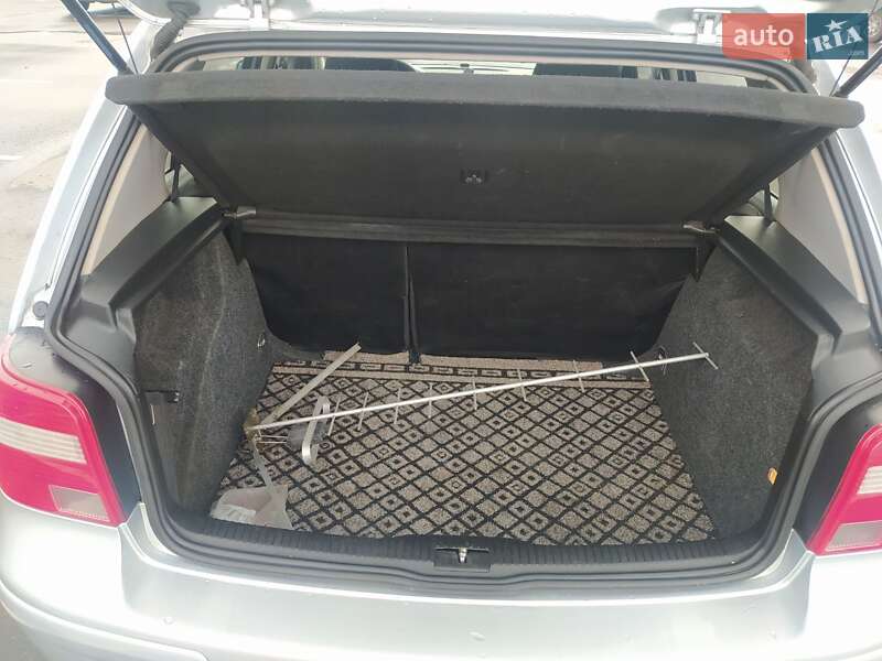 Хэтчбек Volkswagen Golf 2003 в Чернигове