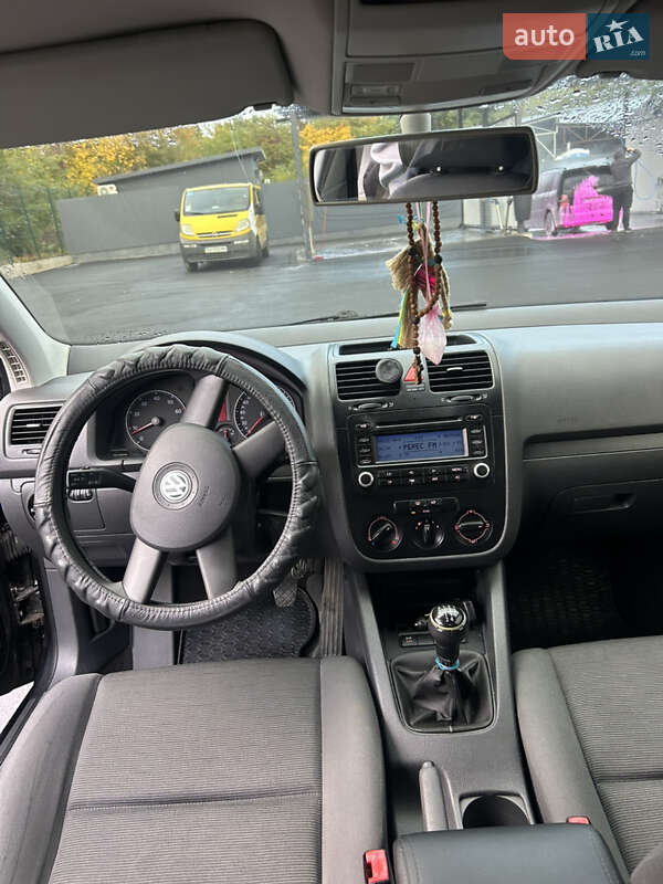 Хэтчбек Volkswagen Golf 2004 в Киеве