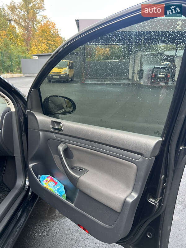 Хэтчбек Volkswagen Golf 2004 в Киеве