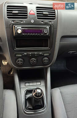 Хэтчбек Volkswagen Golf 2004 в  фото 15 Хэтчбек Volkswagen Golf 2004 в