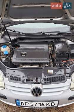 Хэтчбек Volkswagen Golf 2004 в 