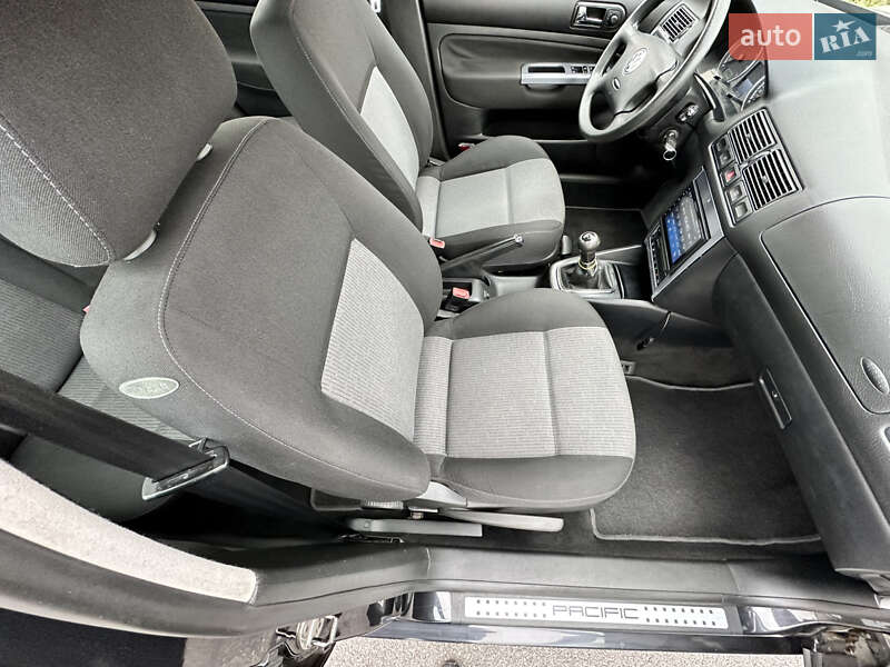 Хетчбек Volkswagen Golf 2003 в Вінниці