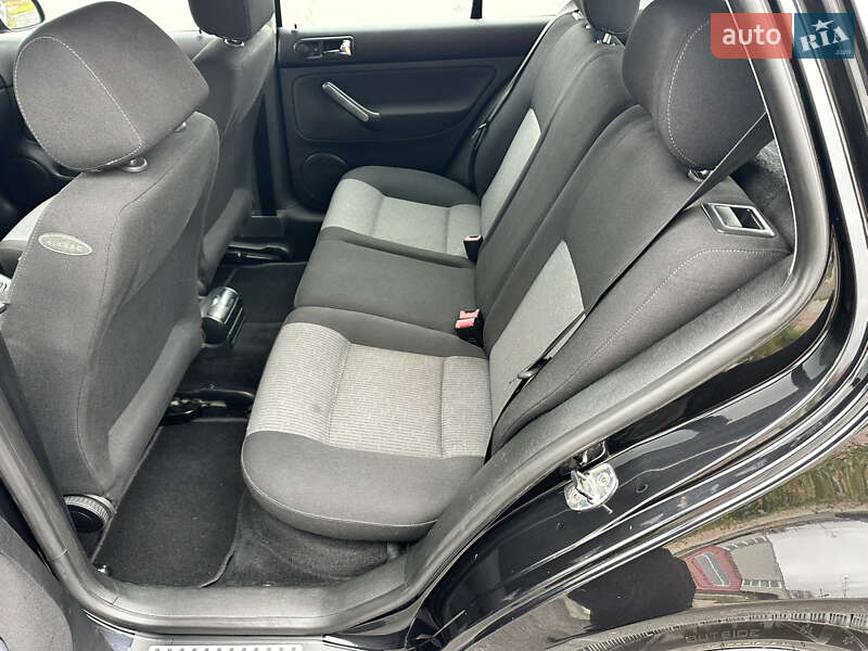 Хетчбек Volkswagen Golf 2003 в Вінниці