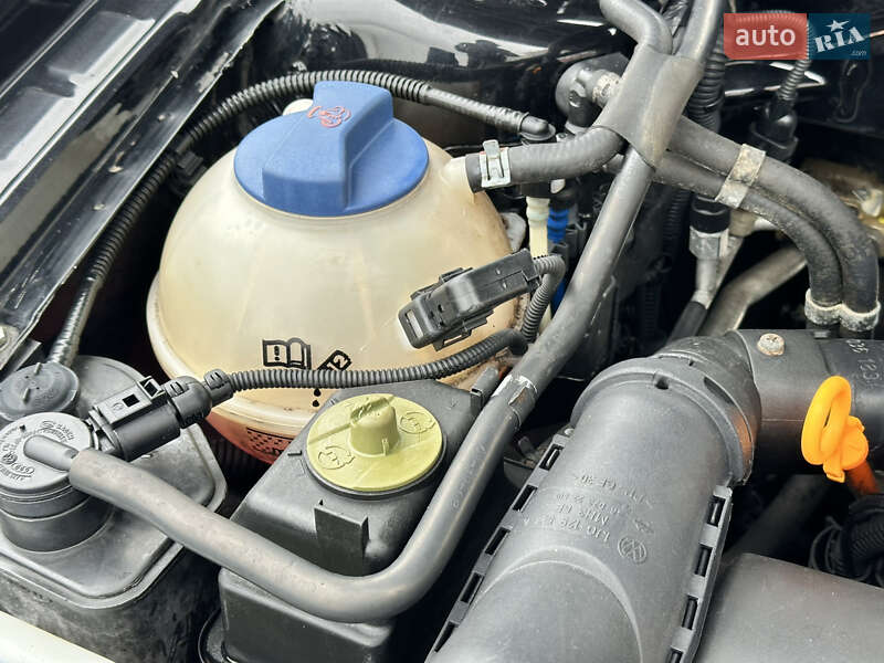 Хетчбек Volkswagen Golf 2003 в Вінниці