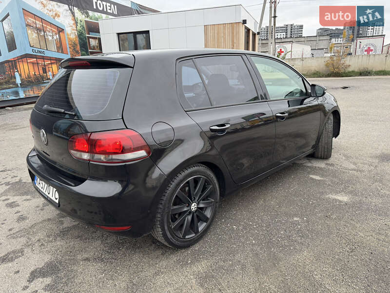 Хэтчбек Volkswagen Golf 2010 в Киеве