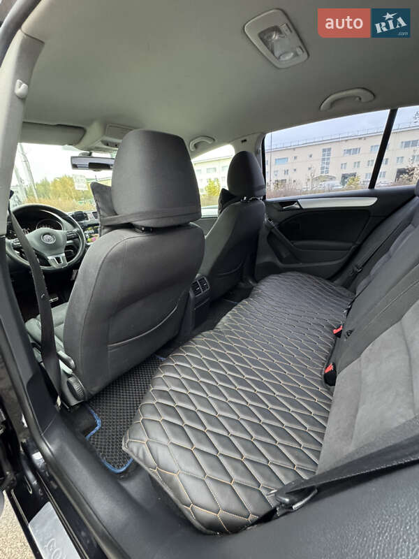 Хэтчбек Volkswagen Golf 2010 в Киеве