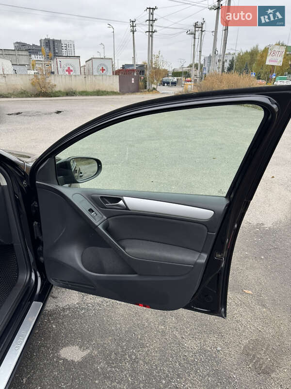 Хэтчбек Volkswagen Golf 2010 в Киеве