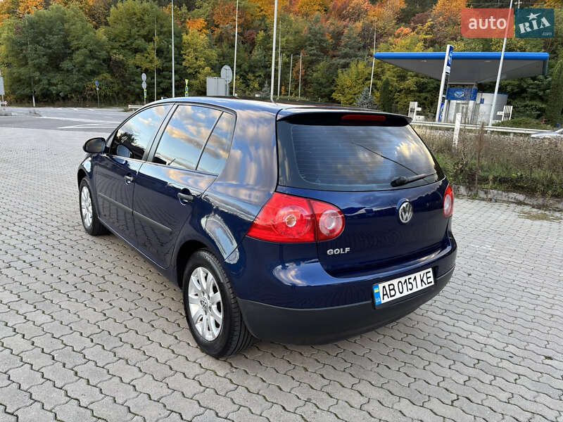 Хэтчбек Volkswagen Golf 2004 в Могилев-Подольске