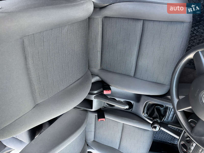 Хэтчбек Volkswagen Golf 2004 в Могилев-Подольске