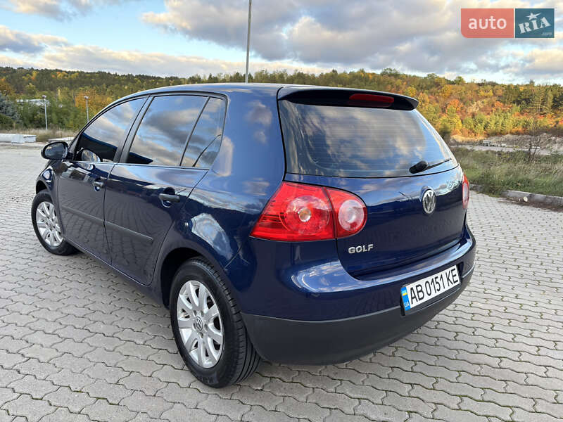 Хэтчбек Volkswagen Golf 2004 в Могилев-Подольске