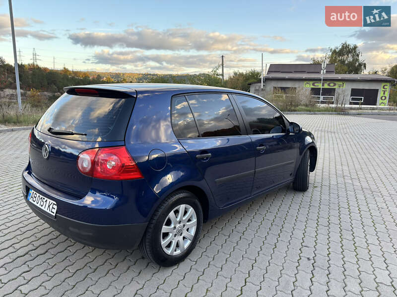 Хэтчбек Volkswagen Golf 2004 в Могилев-Подольске