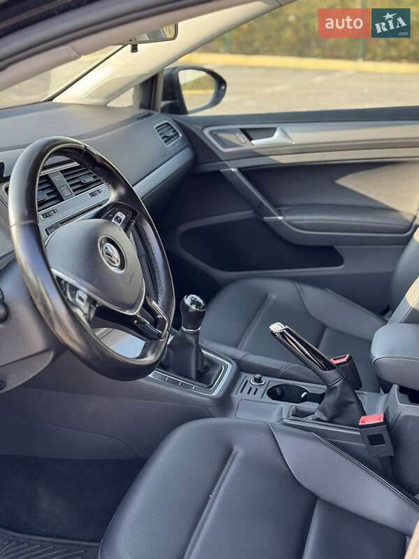 Хэтчбек Volkswagen Golf 2017 в Ужгороде