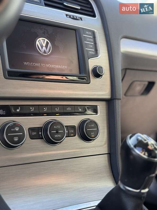 Хэтчбек Volkswagen Golf 2017 в Ужгороде