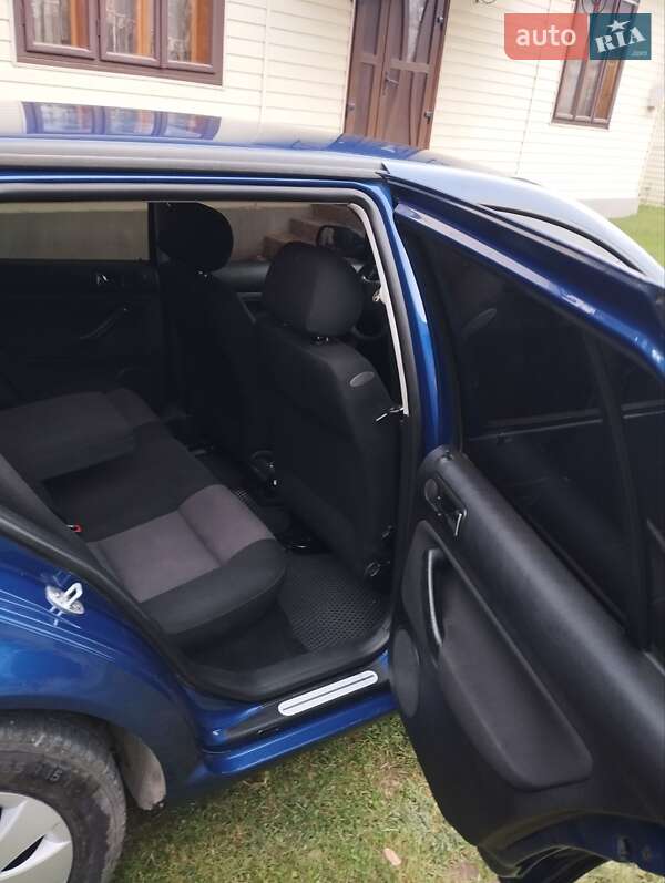 Хэтчбек Volkswagen Golf 2001 в Кутах