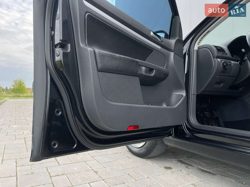 Хетчбек Volkswagen Golf 2008 в Рівному