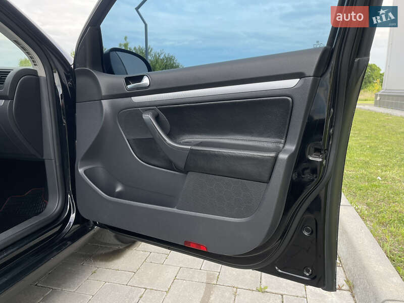 Хетчбек Volkswagen Golf 2008 в Рівному