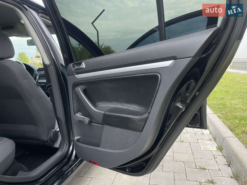 Хетчбек Volkswagen Golf 2008 в Рівному