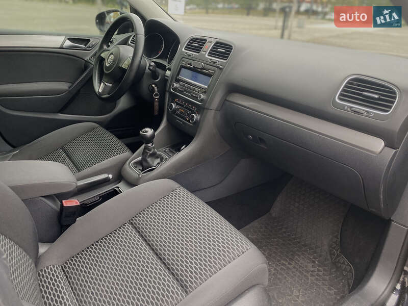 Хэтчбек Volkswagen Golf 2010 в Киеве