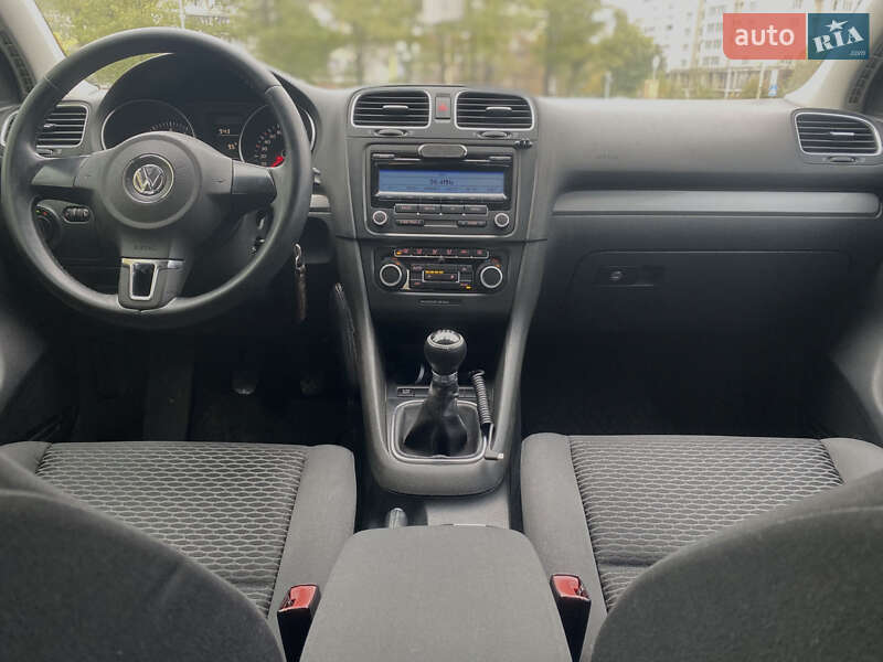 Хэтчбек Volkswagen Golf 2010 в Киеве