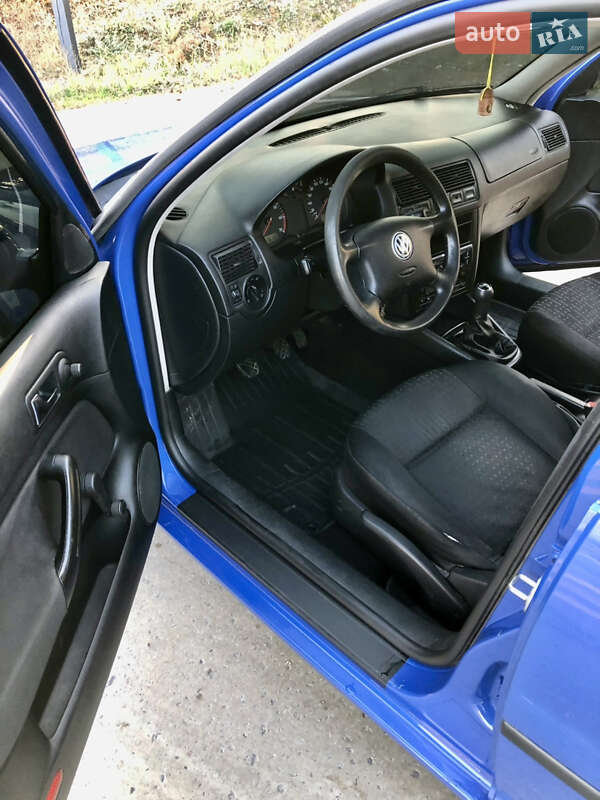 Хэтчбек Volkswagen Golf 2002 в Змиеве