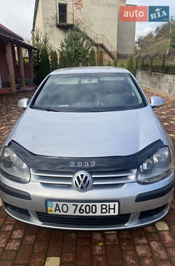 Хэтчбек Volkswagen Golf 2003 в Виноградове