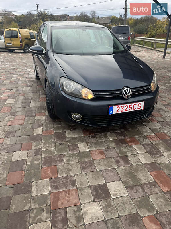 Хэтчбек Volkswagen Golf 2010 в 