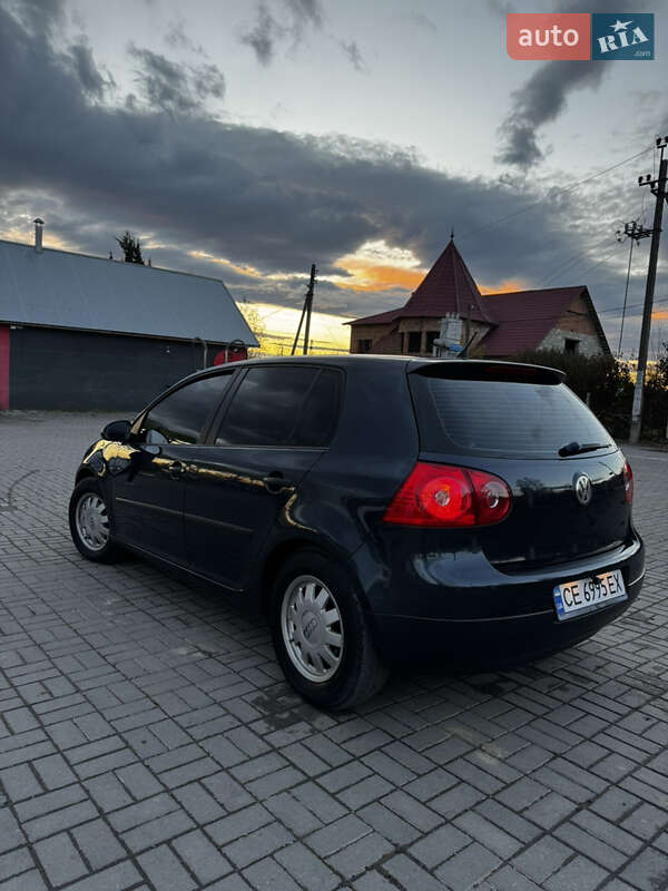 Хэтчбек Volkswagen Golf 2005 в Сторожинце