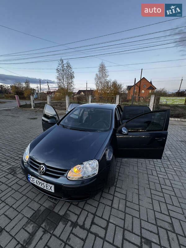 Хэтчбек Volkswagen Golf 2005 в Сторожинце