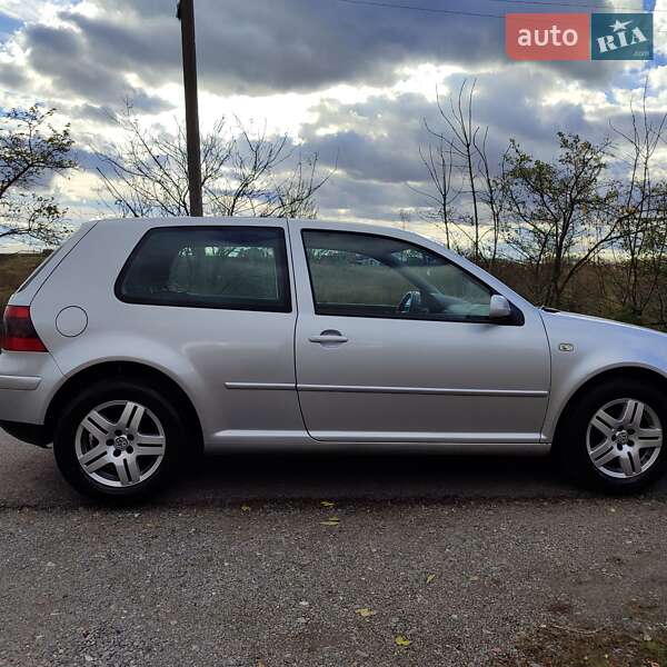 Хэтчбек Volkswagen Golf 2002 в  фото Хэтчбек Volkswagen Golf 2002 в