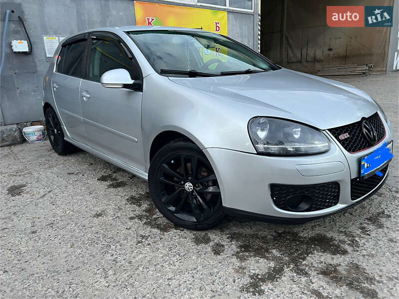 Хетчбек Volkswagen Golf 2004 в Дніпрі