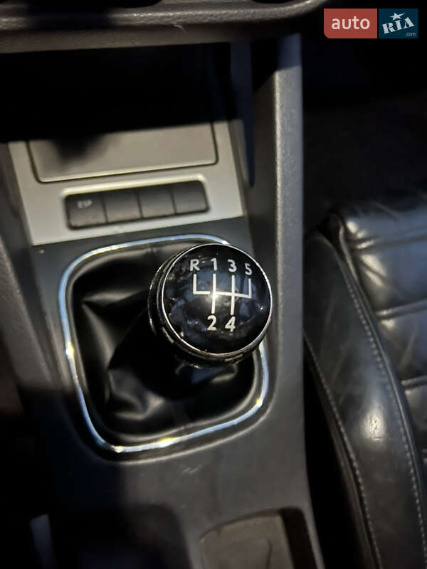 Хетчбек Volkswagen Golf 2004 в Дніпрі