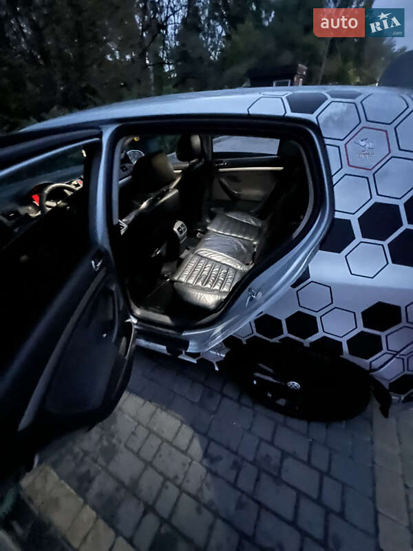 Хетчбек Volkswagen Golf 2004 в Дніпрі