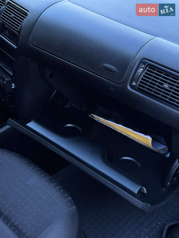 Універсал Volkswagen Golf 2001 в Чернігові