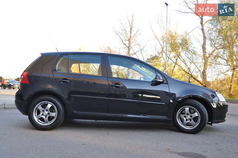 Хэтчбек Volkswagen Golf 2009 в Киеве