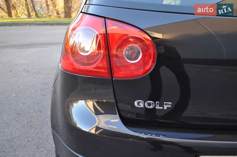 Хэтчбек Volkswagen Golf 2009 в Киеве