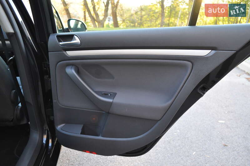 Хэтчбек Volkswagen Golf 2009 в Киеве