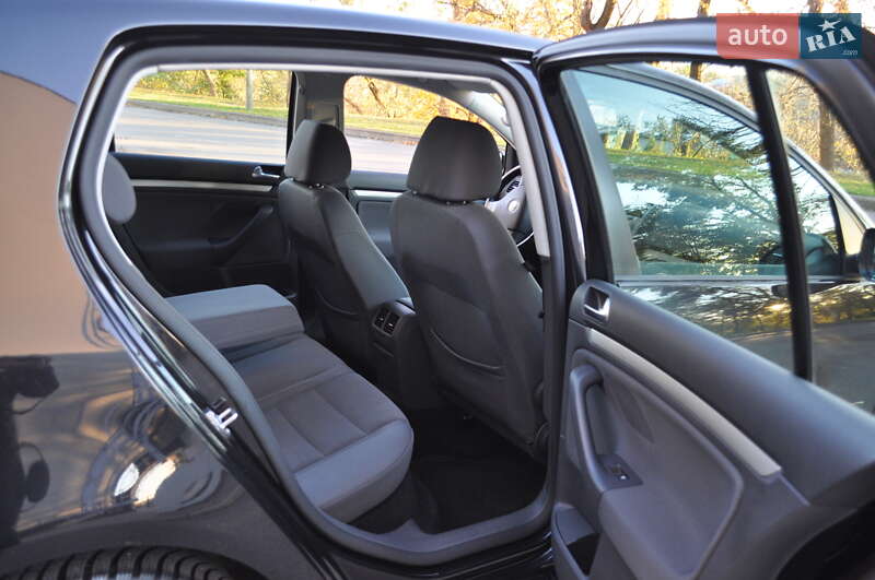 Хэтчбек Volkswagen Golf 2009 в Киеве