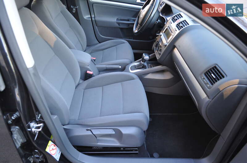 Хэтчбек Volkswagen Golf 2009 в Киеве