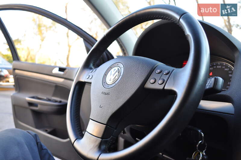 Хэтчбек Volkswagen Golf 2009 в Киеве