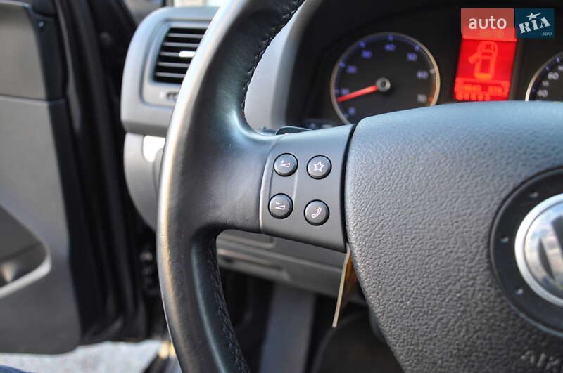 Хэтчбек Volkswagen Golf 2009 в Киеве